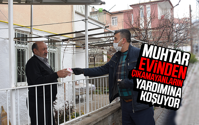 Muhtar evinden çıkamayanların yardımına koşuyor