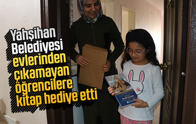 Türkyılmaz, evinden çıkamayan öğrencilere kitap hediye etti