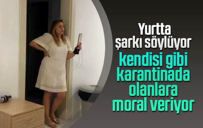 Karantinada kalanlara şarkı söyleyip moral veriyor