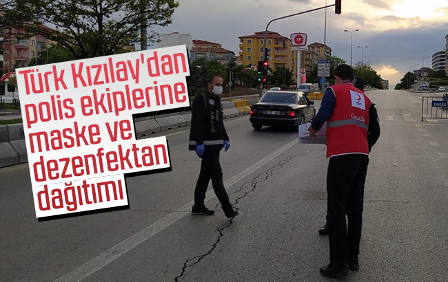 Türk Kızılay'dan polis ekiplerine maske ve dezenfektan dağıtımı