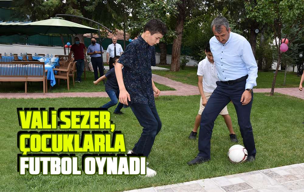 Sezer, çocuklarla futbol oynadı