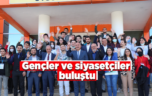 Gençler ile siyasetçiler açık oturumda buluştu