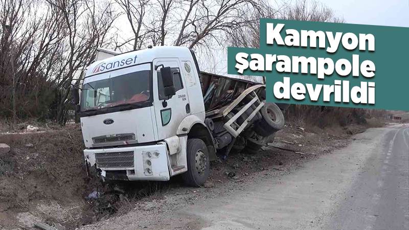 Metrelerce sürüklenen kamyon şarampole devrildi: Sürücü, burnu bile kanamadan kurtuldu