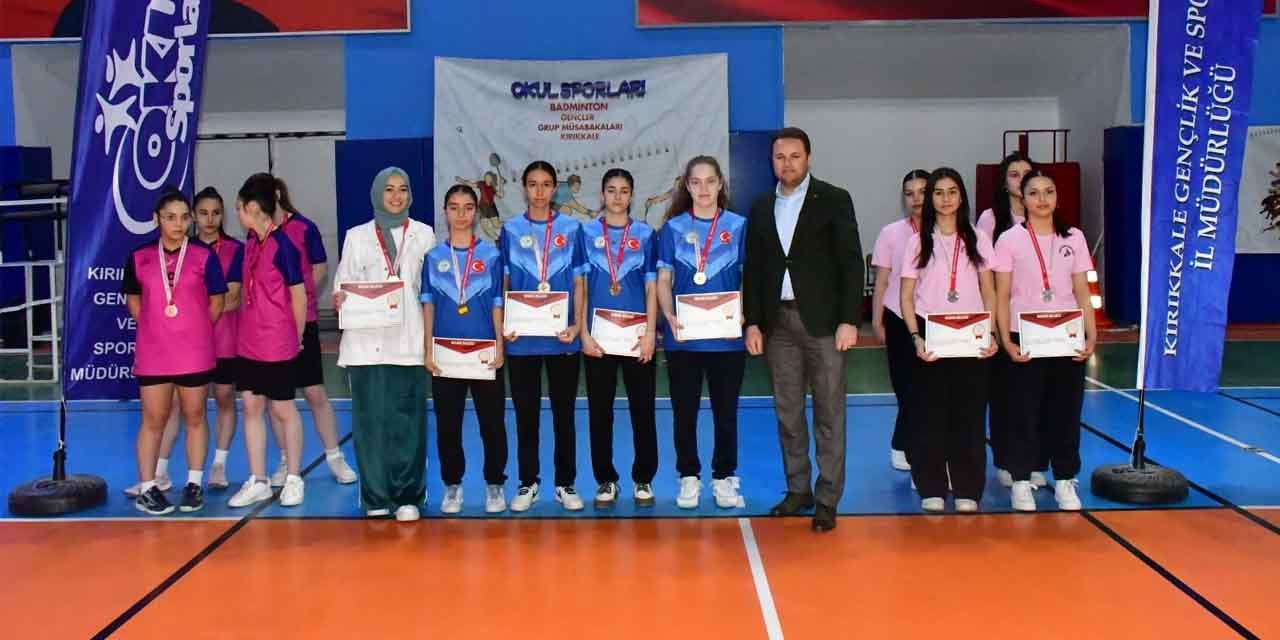 badminton-sampiyonlari-odullendirildi-jpg3.jpg