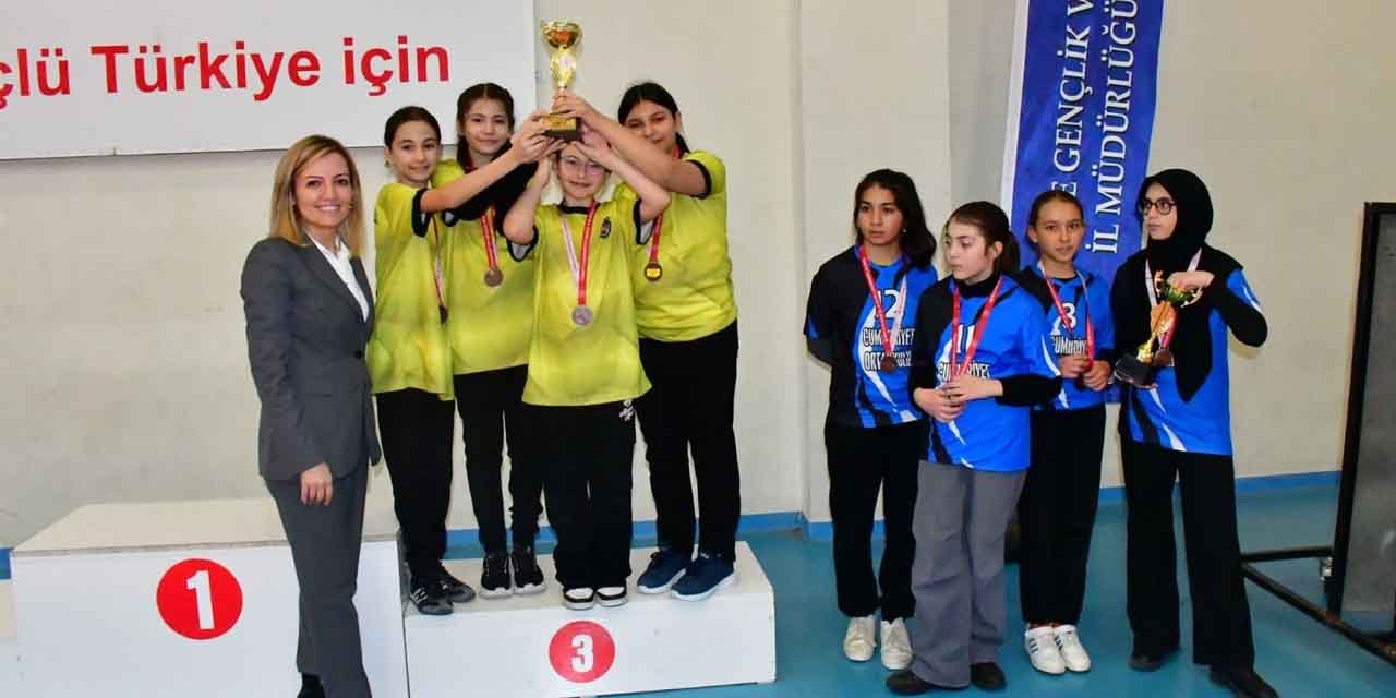 badminton-kucuk-kiz-musabakalari-sona-erdi-jpg2.jpg