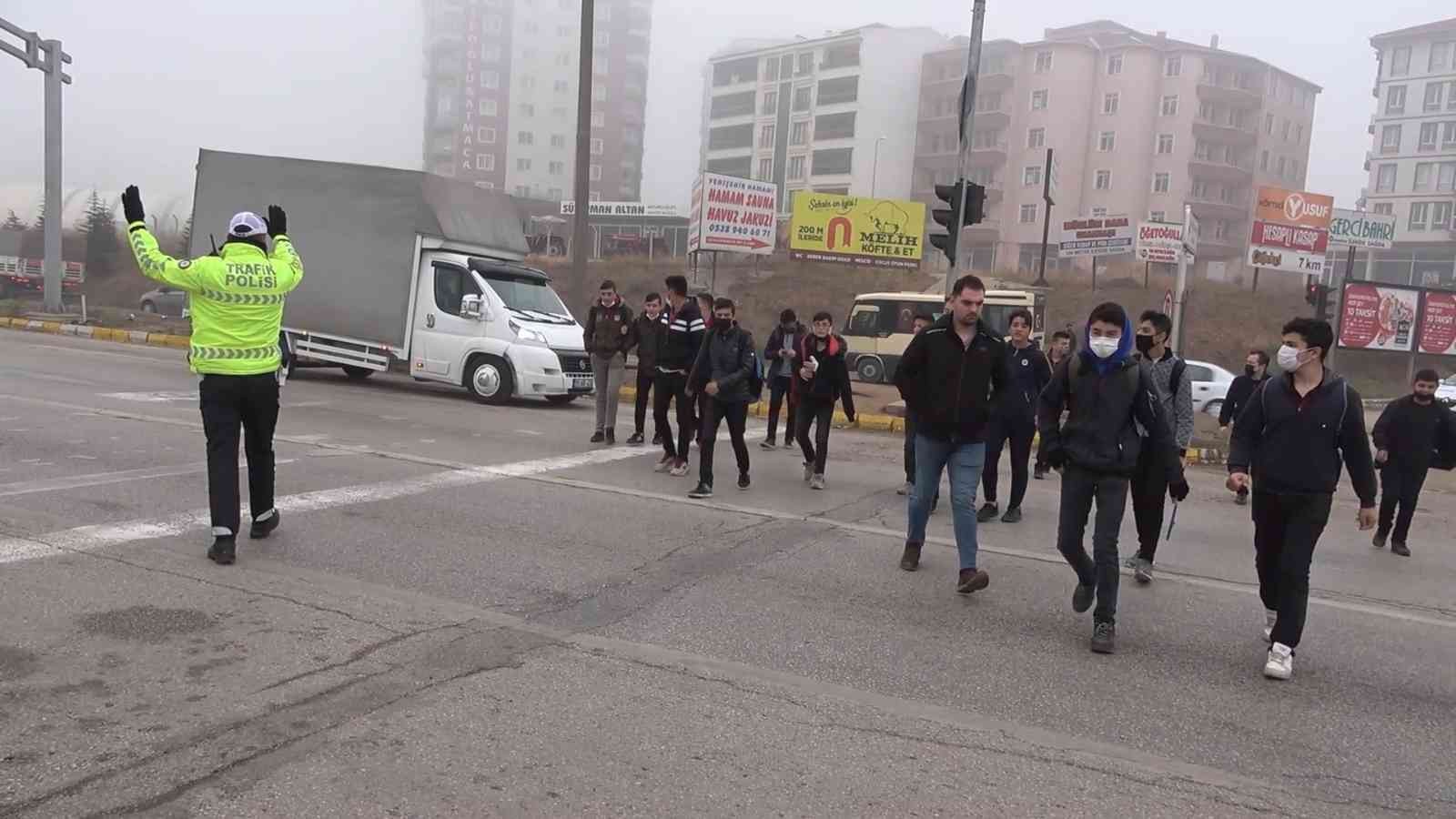 6184da2e2e8fe-43 ilin geçiş güzergahında yoğun sis: Görüş mesafesi 40 metreye kadar düştü.jpg