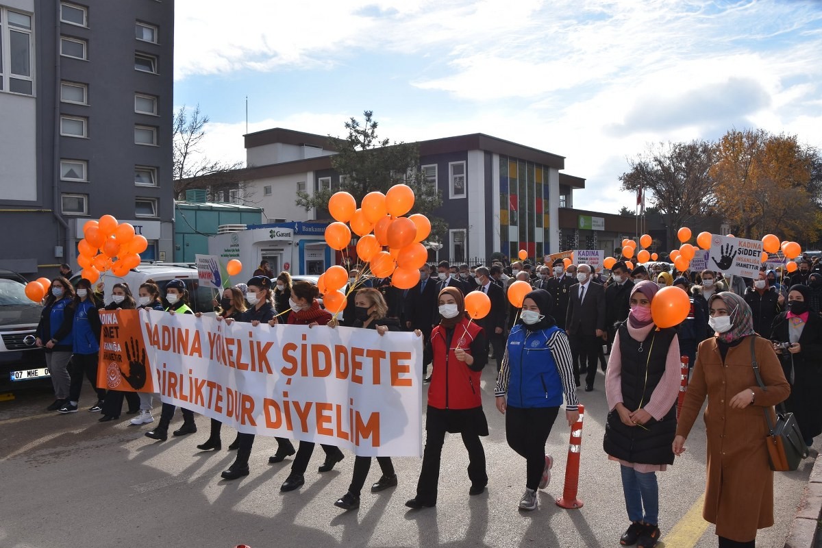 61a0e33e03a7f-Kadın jandarmalar yürüyüşte öncülük etti, ’şiddete dur’ dedi.jpg