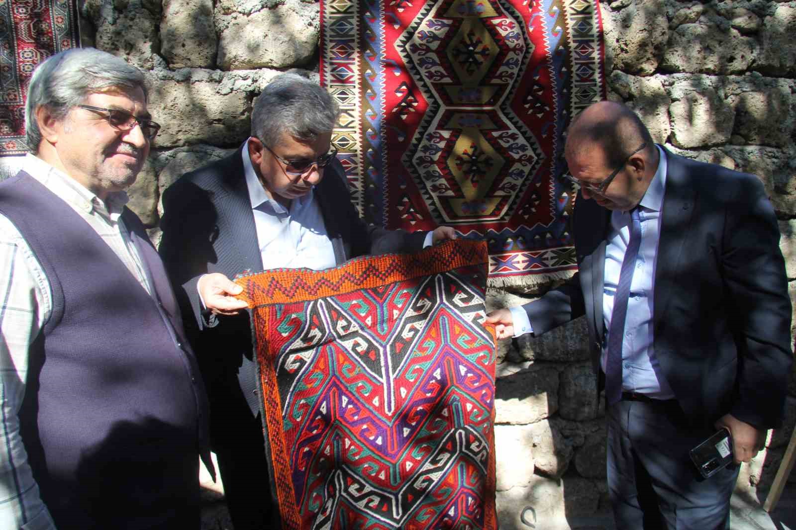 652d1525163b4-bunyanda-uluslararasi-hali-kilim-ve-guzel-sanatlar-konferansi-ve-sergisi-duzenlendi1.jpg