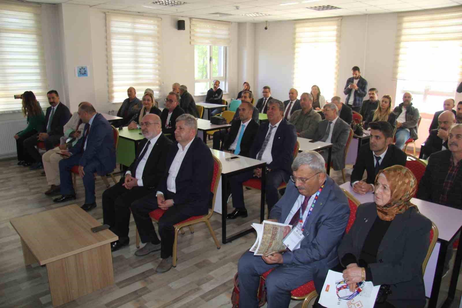 652d152600f9d-bunyanda-uluslararasi-hali-kilim-ve-guzel-sanatlar-konferansi-ve-sergisi-duzenlendi1.jpg