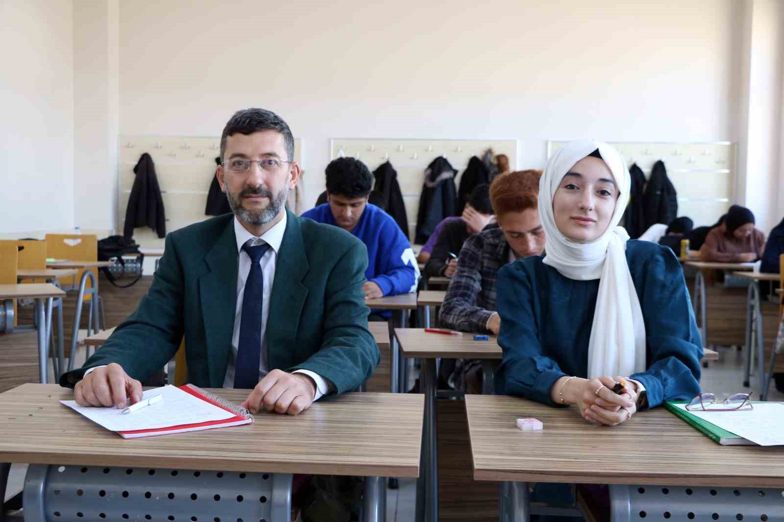 6530f1891a7b1-baba-ve-kizi-ayni-sinifta-universite-ogretimi-aliyor1.jpg