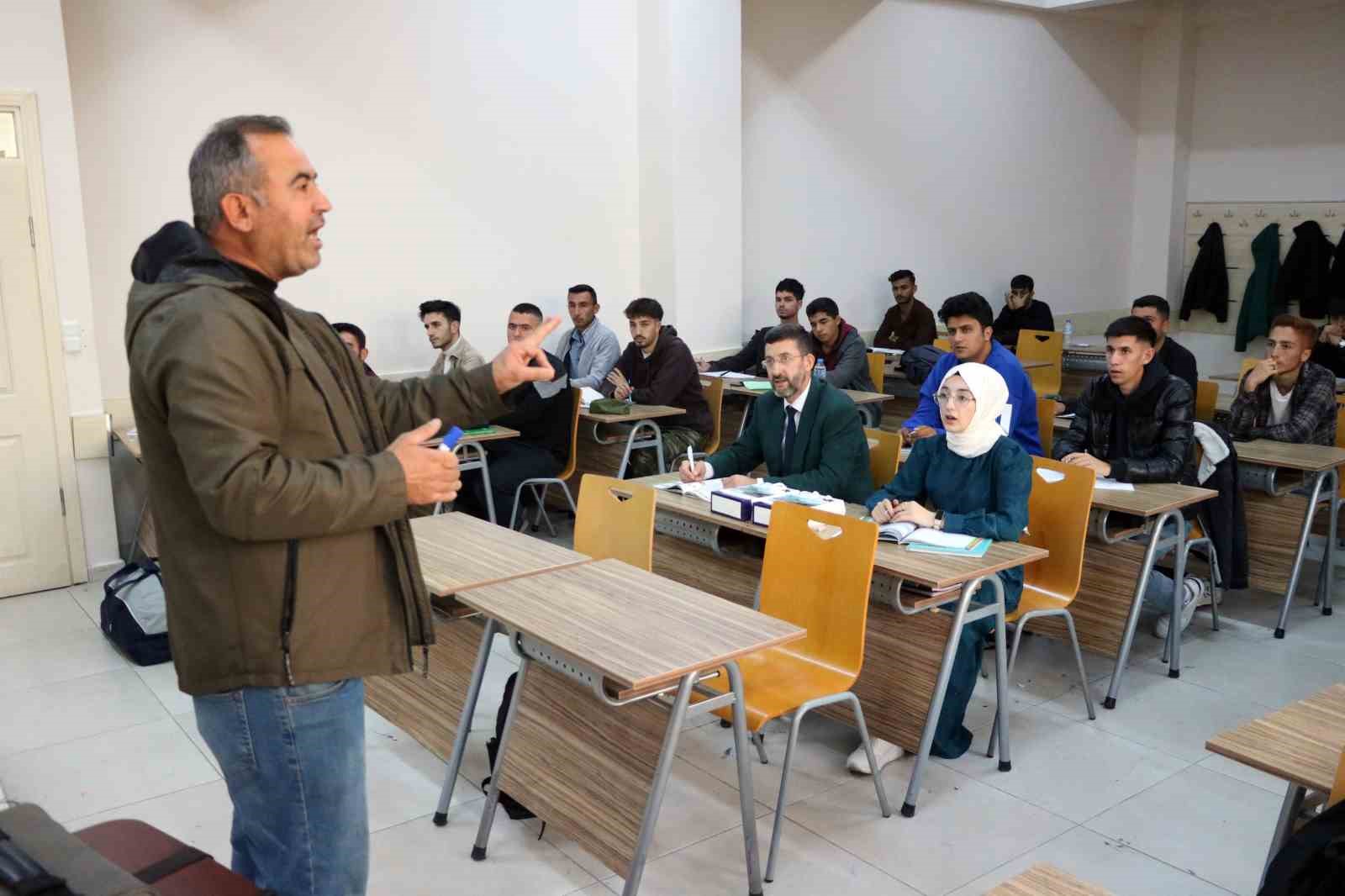 6530f18badea8-baba-ve-kizi-ayni-sinifta-universite-ogretimi-aliyor1.jpg